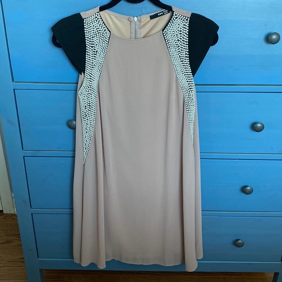 Nude dress with pearls - Picture 4 of 10